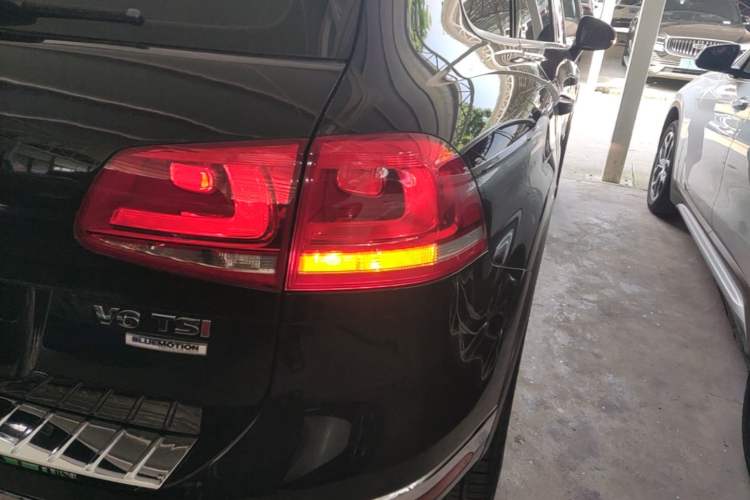 Used Volkswagen Touareg 2015 3.0 TSI Standard Model Right Rear Taillight