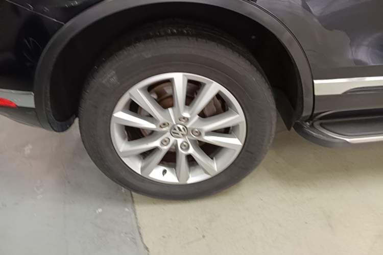 Used Volkswagen Touareg 2015 3.0 TSI Standard Model Right Rear Wheel Hub