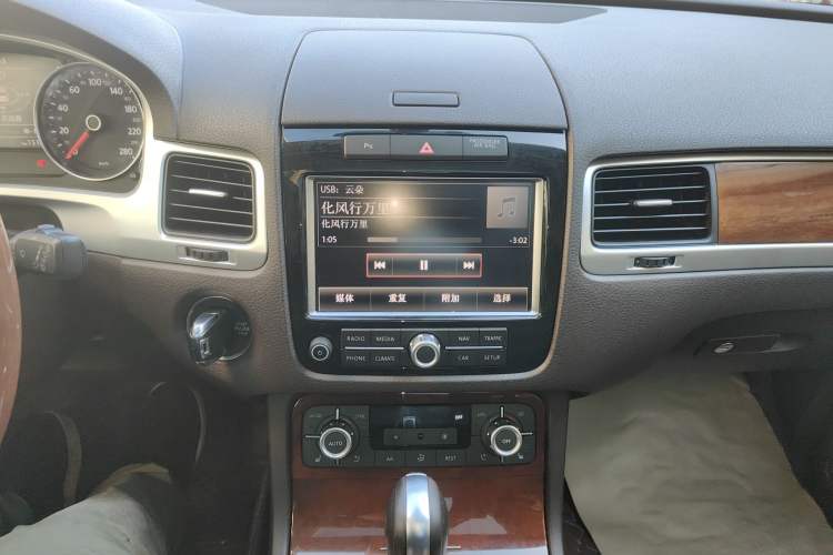 Used Volkswagen Touareg 2015 3.0 TSI Comfort Model Audio And AC Panel