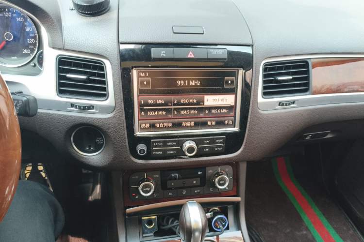 Used Volkswagen Touareg 2015 3.0 TSI Luxury Model Audio And AC Panel
