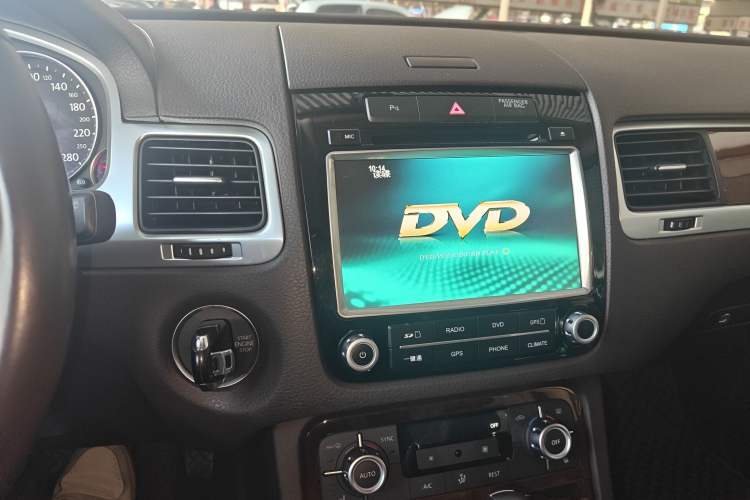 Used Volkswagen Touareg 2015 3.0 TDI Diesel Standard Model Audio And AC Panel