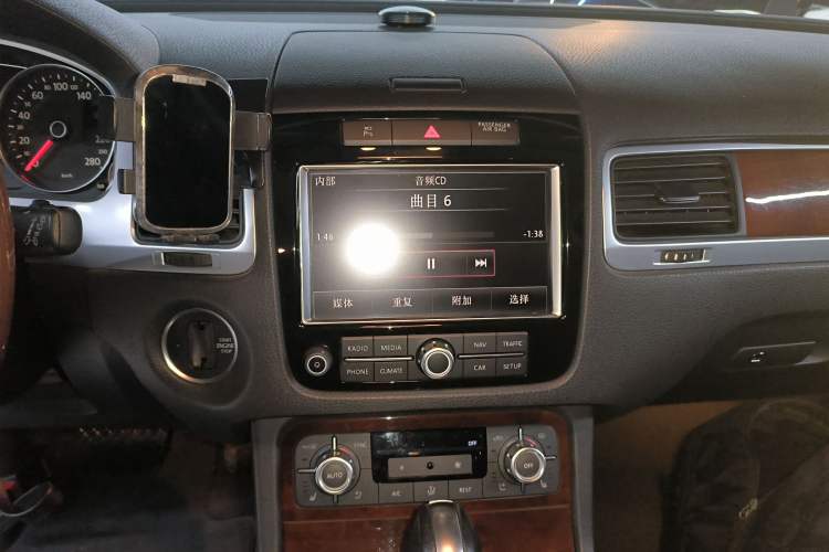 Used Volkswagen Touareg 2015 3.0 TSI Luxury Model Audio And AC Panel