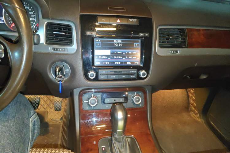 Used Volkswagen Touareg 2015 3.0 TSI Standard Model Audio And AC Panel