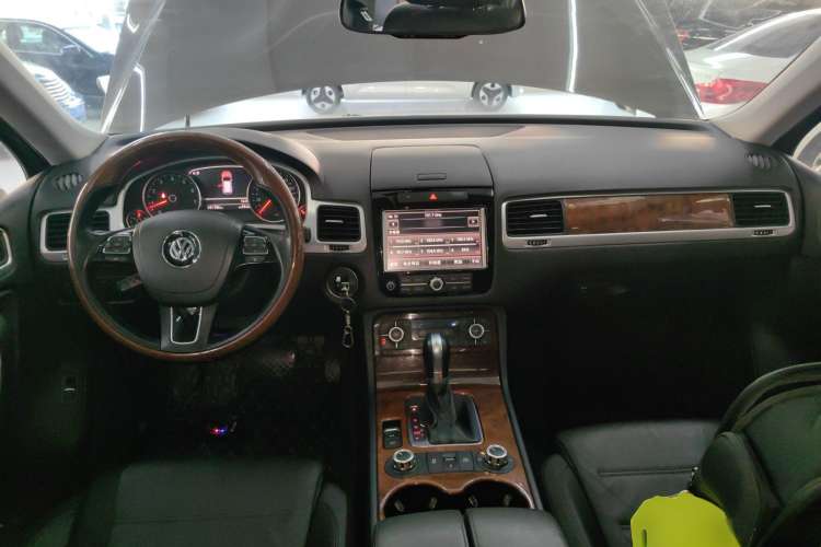 Used Volkswagen Touareg 2015 3.0 TSI Comfort Model Center Console