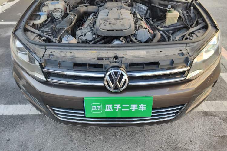 Used Volkswagen Touareg 2015 3.0 TSI Comfort Model Engine Bay