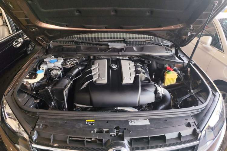 Used Volkswagen Touareg 2015 3.0 TDI Diesel Standard Model Engine Bay