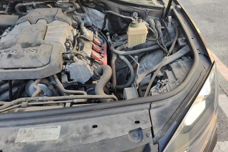 Used Volkswagen Touareg 2015 3.0 TSI Comfort Model Engine Bay Left