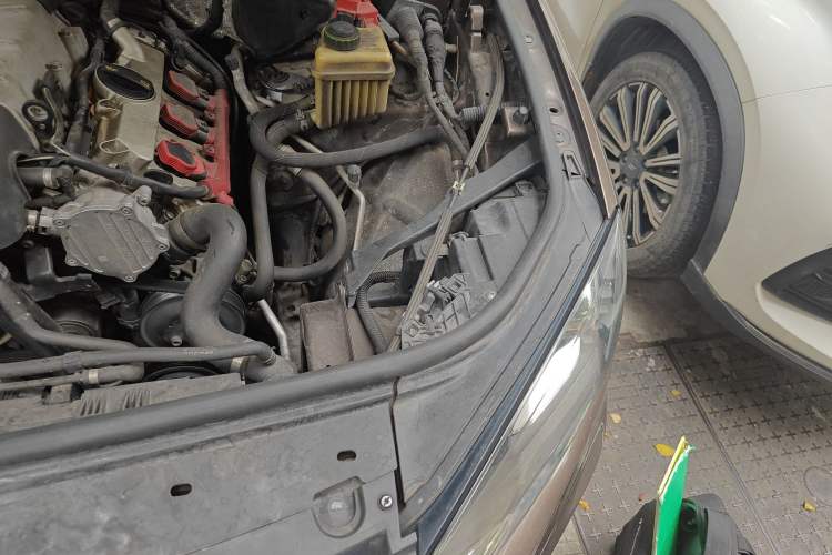 Used Volkswagen Touareg 2015 3.0 TSI Comfort Model Engine Bay Left