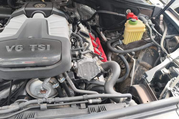 Used Volkswagen Touareg 2015 3.0 TSI Luxury Model Engine Bay Left