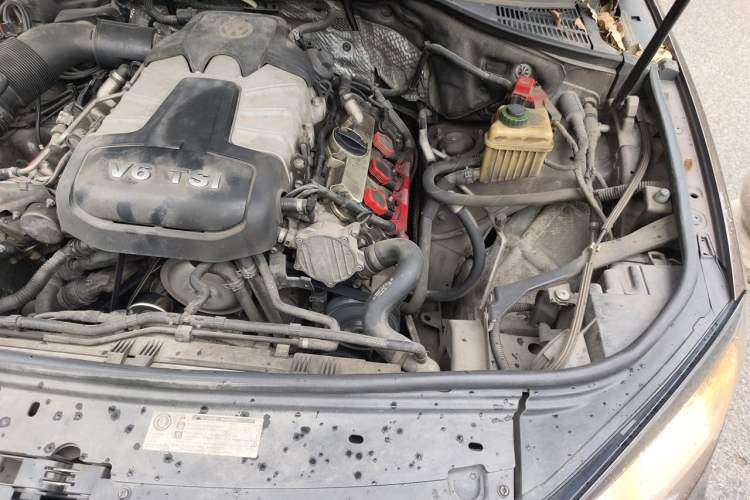 Used Volkswagen Touareg 2015 3.0 TSI Comfort Model Engine Bay Left