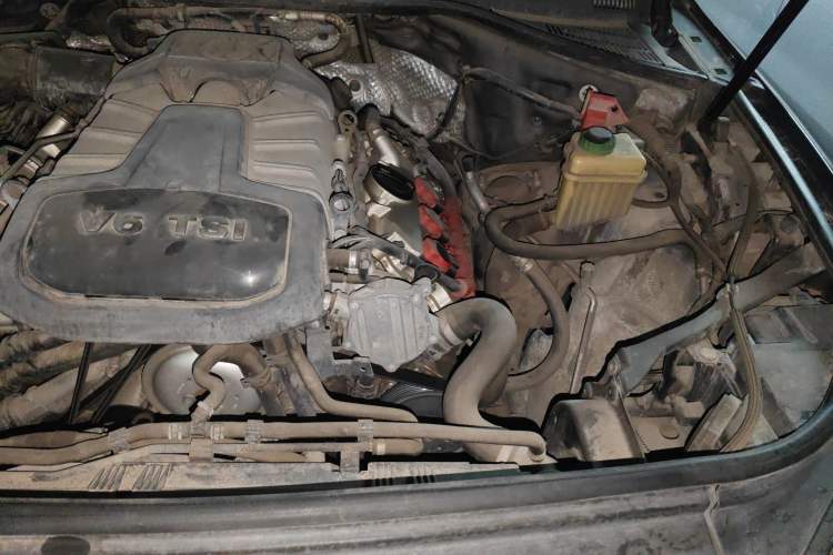 Used Volkswagen Touareg 2015 3.0 TSI Standard Model Engine Bay Left