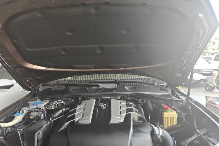 Used Volkswagen Touareg 2015 3.0 TDI Diesel Standard Model Engine Bay