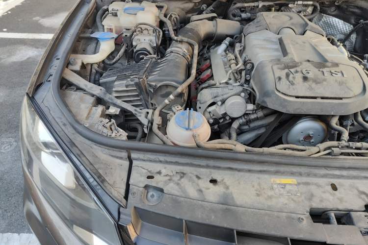 Used Volkswagen Touareg 2015 3.0 TSI Comfort Model Engine Bay Right