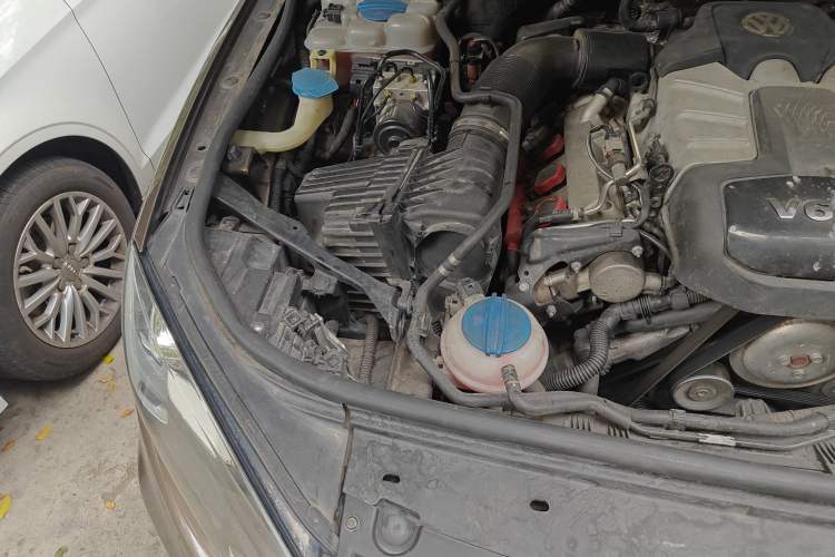 Used Volkswagen Touareg 2015 3.0 TSI Comfort Model Engine Bay Right