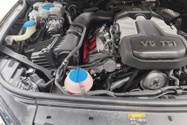 Used Volkswagen Touareg 2015 3.0 TSI Luxury Model Engine Bay Right