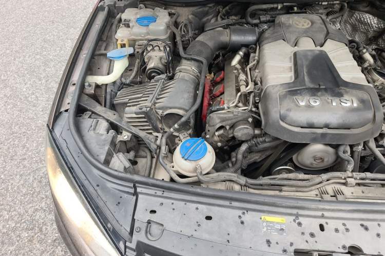 Used Volkswagen Touareg 2015 3.0 TSI Comfort Model Engine Bay Right