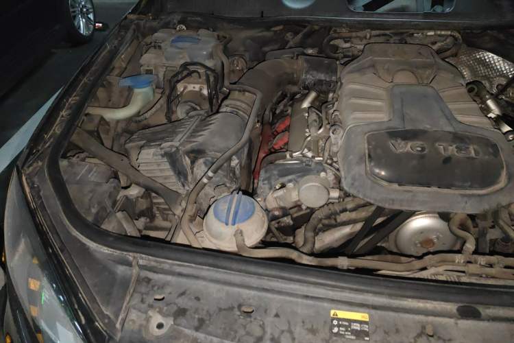 Used Volkswagen Touareg 2015 3.0 TSI Standard Model Engine Bay Right