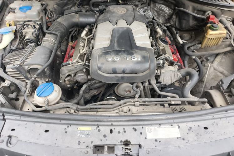 Used Volkswagen Touareg 2015 3.0 TSI Comfort Model Engine Bay
