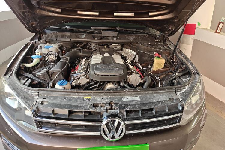 Used Volkswagen Touareg 2015 3.0 TSI Standard Model Engine Bay