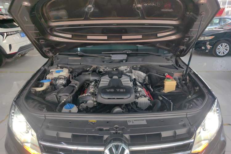 Used Volkswagen Touareg 2015 3.0 TSI Comfort Model Engine Bay