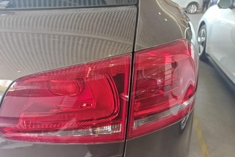 Used Volkswagen Touareg 2015 3.0 TDI Diesel Standard Model Exterior 6
