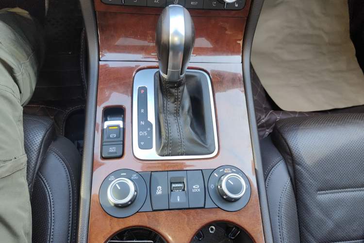 Used Volkswagen Touareg 2015 3.0 TSI Comfort Model Gear Lever