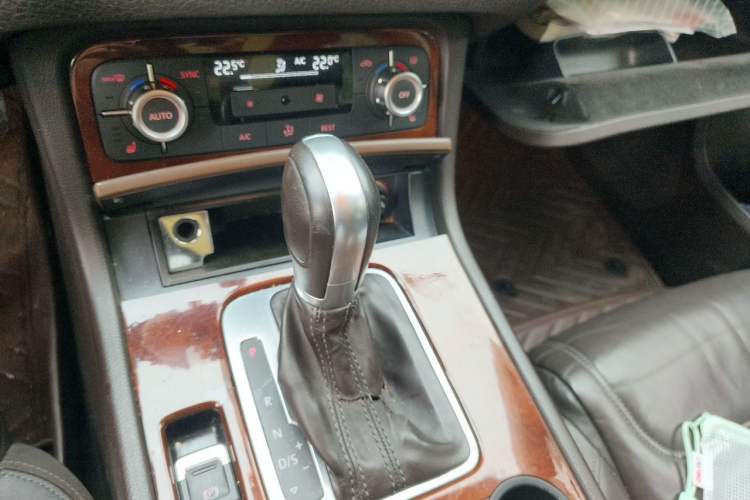 Used Volkswagen Touareg 2015 3.0 TSI Comfort Model Gear Lever
