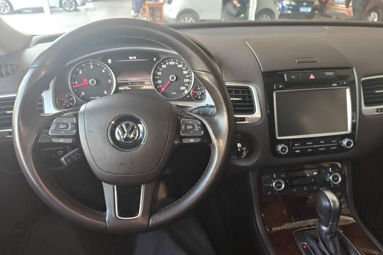 Used Volkswagen Touareg 2015 3.0 TDI Diesel Standard Model Interior 2