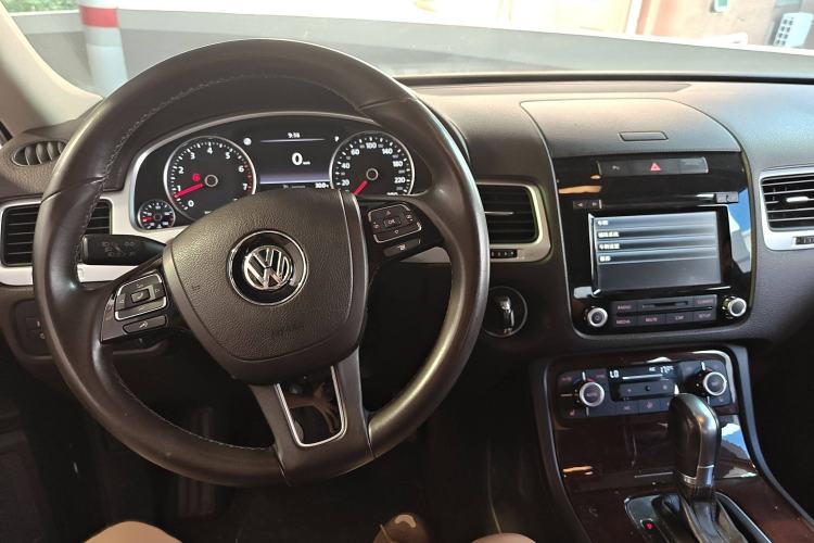 Used Volkswagen Touareg 2015 3.0 TSI Standard Model Interior 2