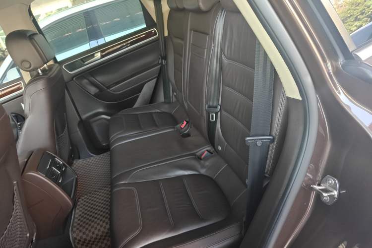 Used Volkswagen Touareg 2015 3.0 TDI Diesel Standard Model Interior 4