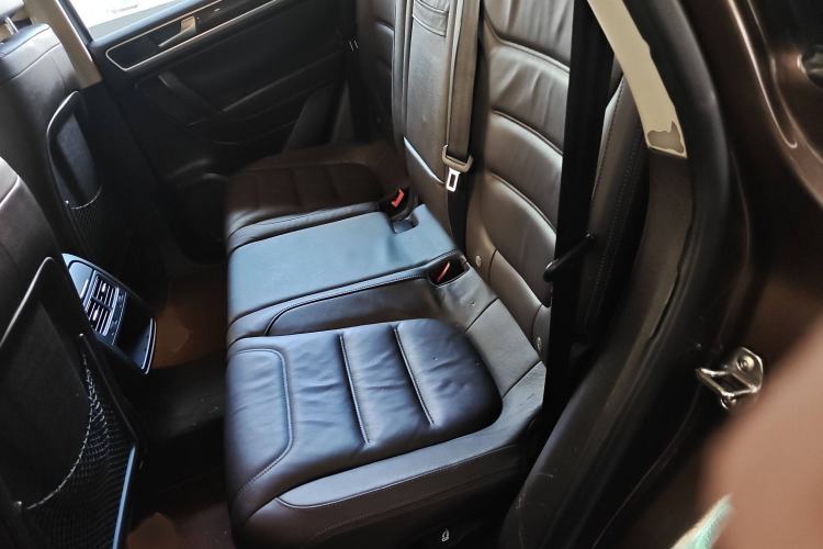 Used Volkswagen Touareg 2015 3.0 TSI Standard Model Interior 4