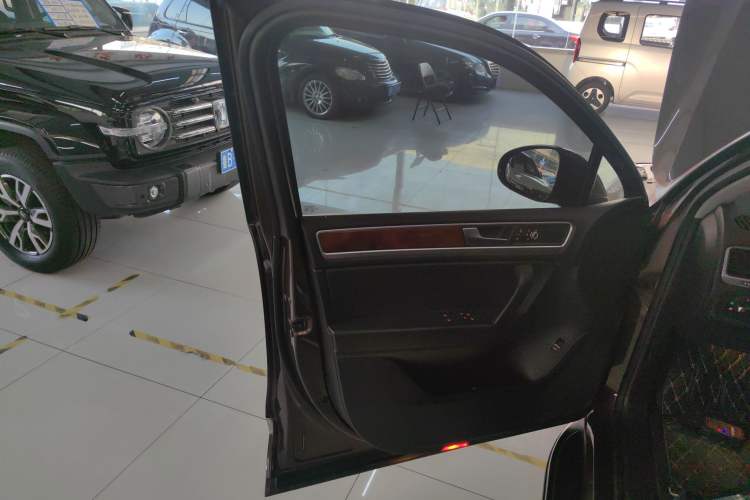 Used Volkswagen Touareg 2015 3.0 TSI Comfort Model Left Front Door Interior