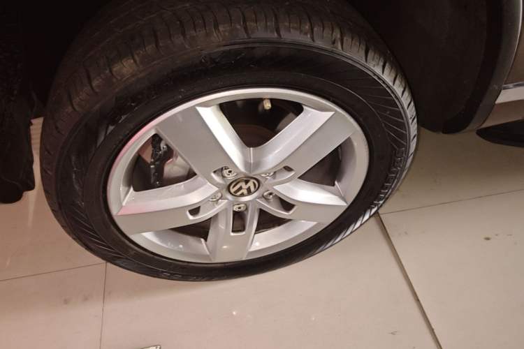 Used Volkswagen Touareg 2015 3.0 TSI Luxury Model Left Front Wheel Hub