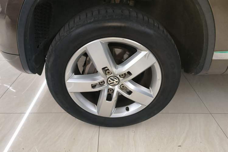 Used Volkswagen Touareg 2015 3.0 TSI Luxury Model Left Front Wheel Hub