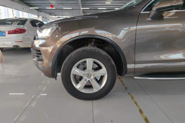 Used Volkswagen Touareg 2015 3.0 TSI Comfort Model Left Front Wheel Hub