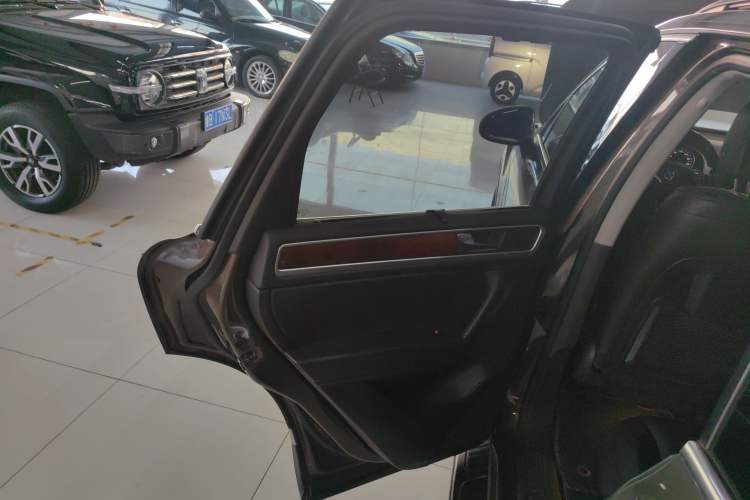Used Volkswagen Touareg 2015 3.0 TSI Comfort Model Left Rear Door Interior