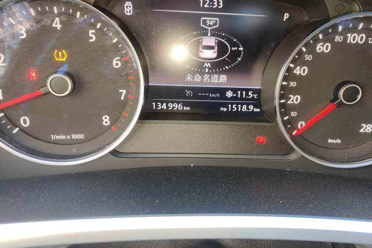 Used Volkswagen Touareg 2015 3.0 TSI Comfort Model Odometer Close Up