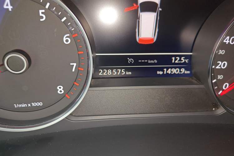 Used Volkswagen Touareg 2015 3.0 TSI Comfort Model Odometer Close Up