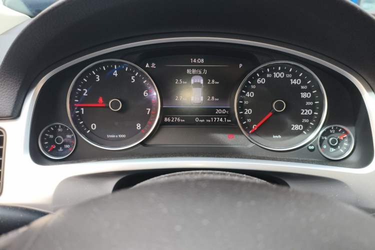 Used Volkswagen Touareg 2015 3.0 TSI Luxury Model Odometer Close Up