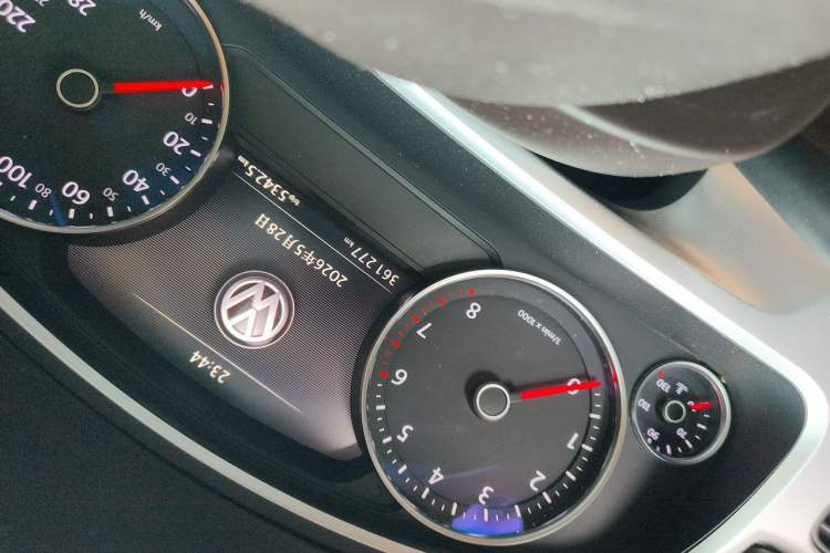 Used Volkswagen Touareg 2015 3.0 TSI Comfort Model Odometer Close Up