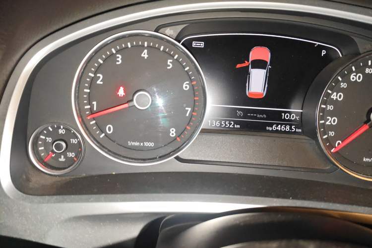 Used Volkswagen Touareg 2015 3.0 TSI Standard Model Odometer Close Up