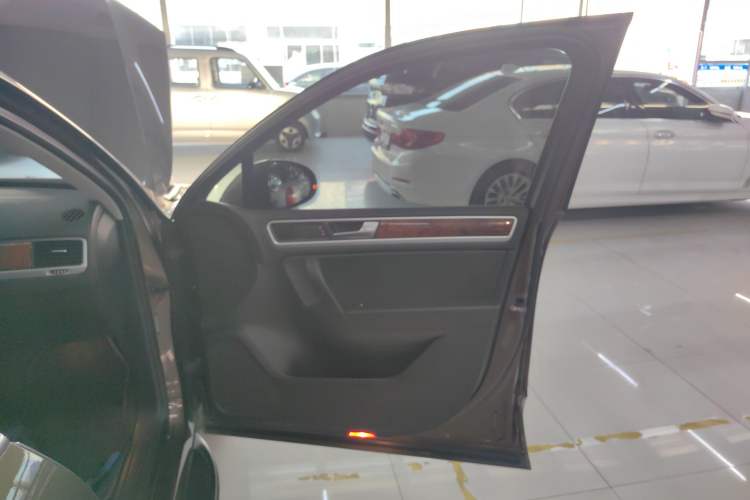 Used Volkswagen Touareg 2015 3.0 TSI Comfort Model Right Front Door Interior