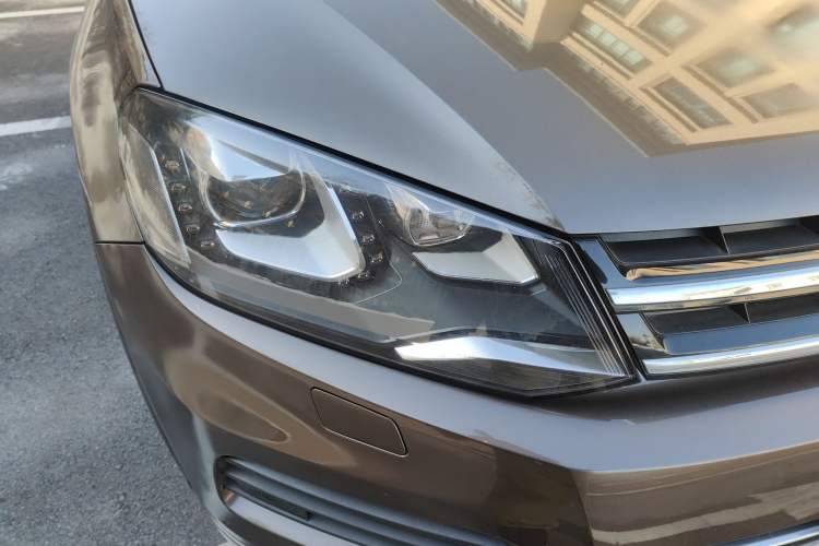 Used Volkswagen Touareg 2015 3.0 TSI Comfort Model Right Front Headlight