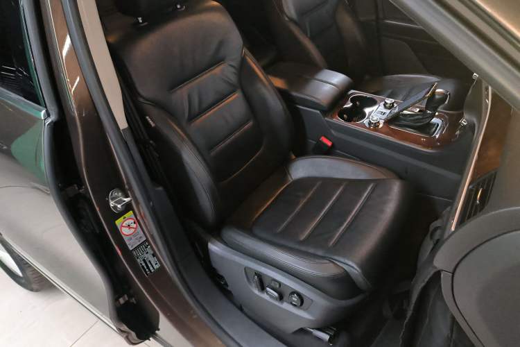 Used Volkswagen Touareg 2015 3.0 TSI Luxury Model Right Front Seat