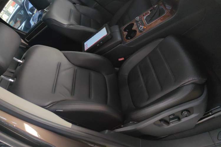 Used Volkswagen Touareg 2015 3.0 TSI Comfort Model Right Front Seat