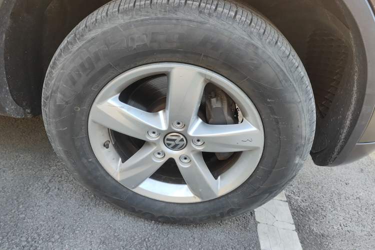 Used Volkswagen Touareg 2015 3.0 TSI Comfort Model Right Front Wheel Hub