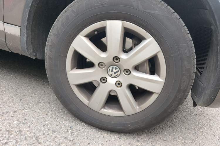 Used Volkswagen Touareg 2015 3.0 TSI Comfort Model Right Front Wheel Hub