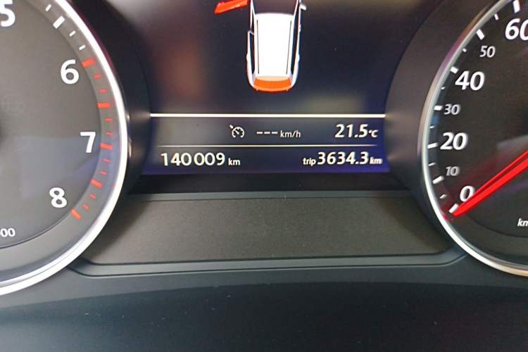 Used Volkswagen Touareg 2015 3.0 TSI Luxury Model Odometer Close Up