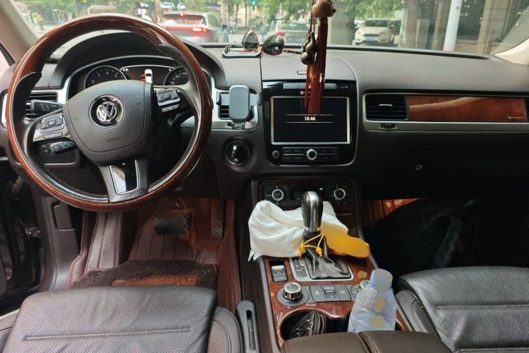 Used Volkswagen Touareg 2015 3.0 TSI Comfort Model Center Console