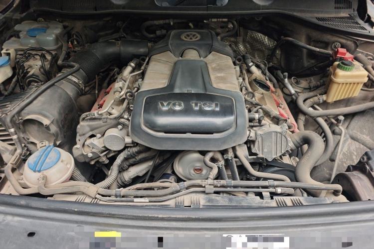 Used Volkswagen Touareg 2015 3.0 TSI Comfort Model Engine Bay
